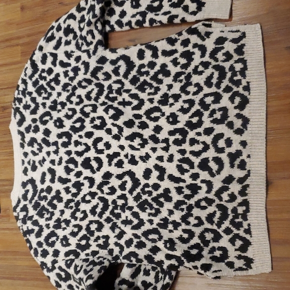 Women's Leopard Print Sweater - Picture 5 of 5